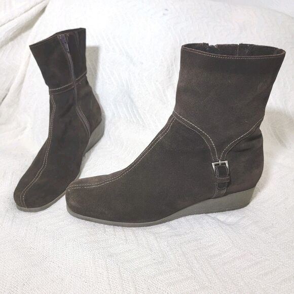LA‎ CANADIENNE Waterproof Suede Ankle Bootie Square Toe Low Wedge Brown Size 10 - Picture 1 of 16